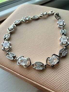 NEW!! 14k White Gold Plated Statement Clear Crystal Tennis Bracelet - 8”